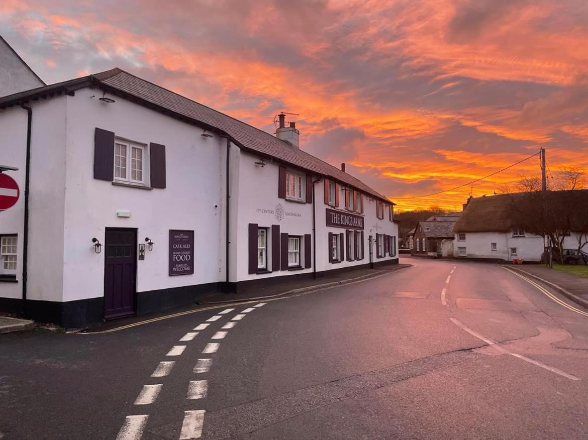 The Kings Arms Inn Stratton  Εξωτερικό φωτογραφία